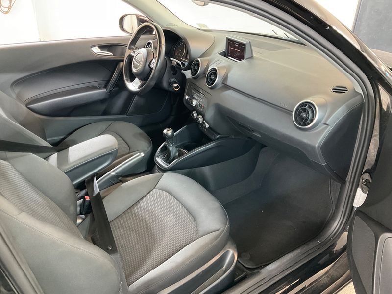 Audi A1 1.2 TFSI Attraction — zdjęcie 3