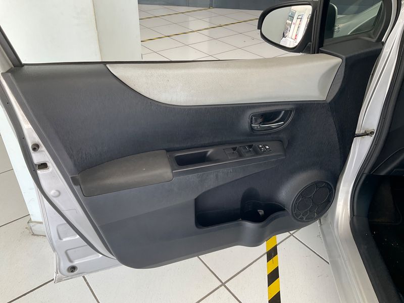 Toyota Yaris 1.5 Hybrid Lounge 2012 – снимка 33