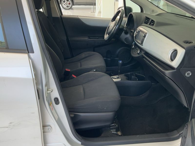 Toyota Yaris 1.5 Hybrid Lounge 2012 – снимка 16