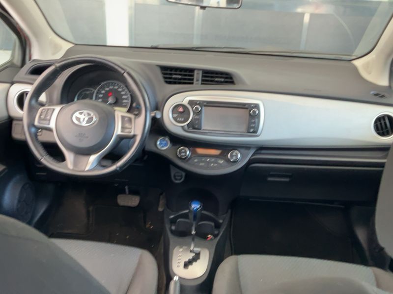 Toyota Yaris 1.5 Hybrid Lounge 2012 – снимка 17