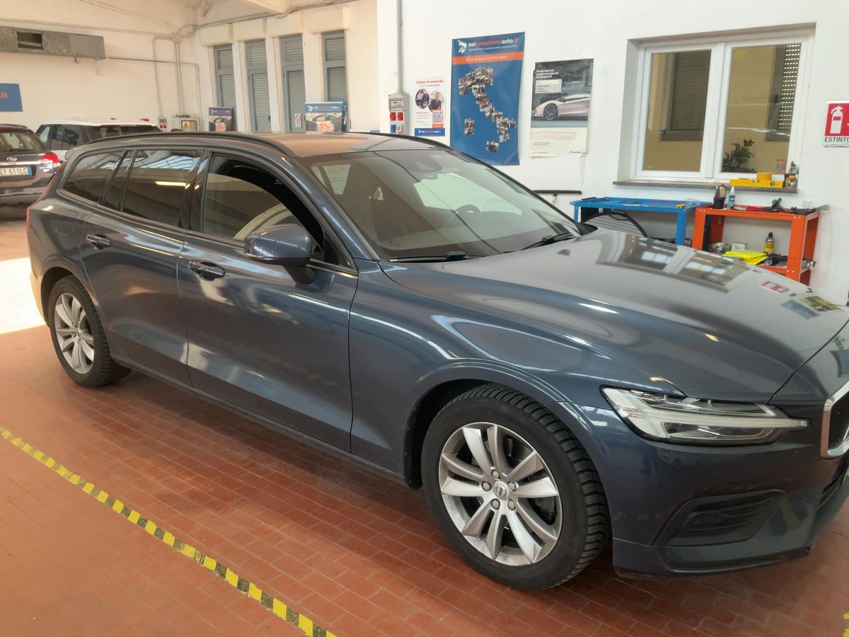 Volvo V60 2021 — photo 13