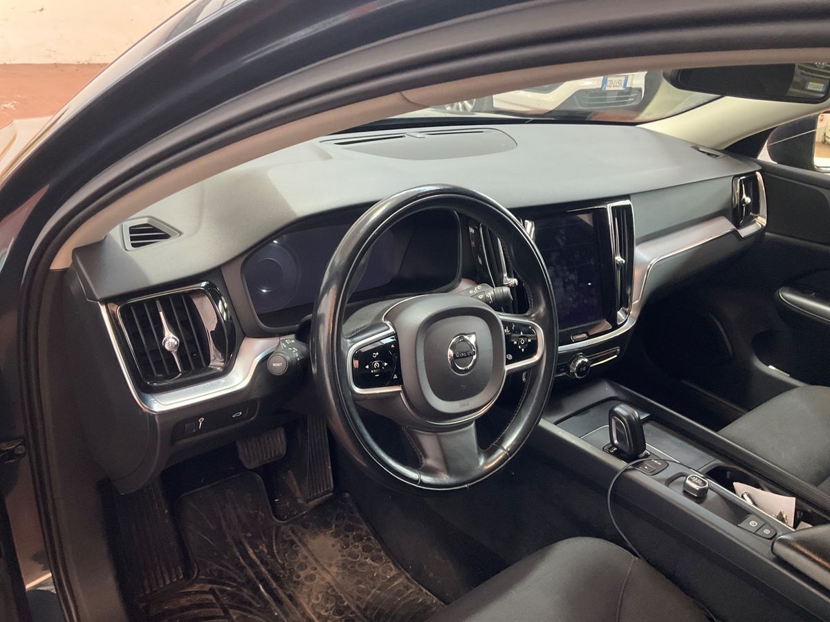 Volvo V60 2021 — photo 25