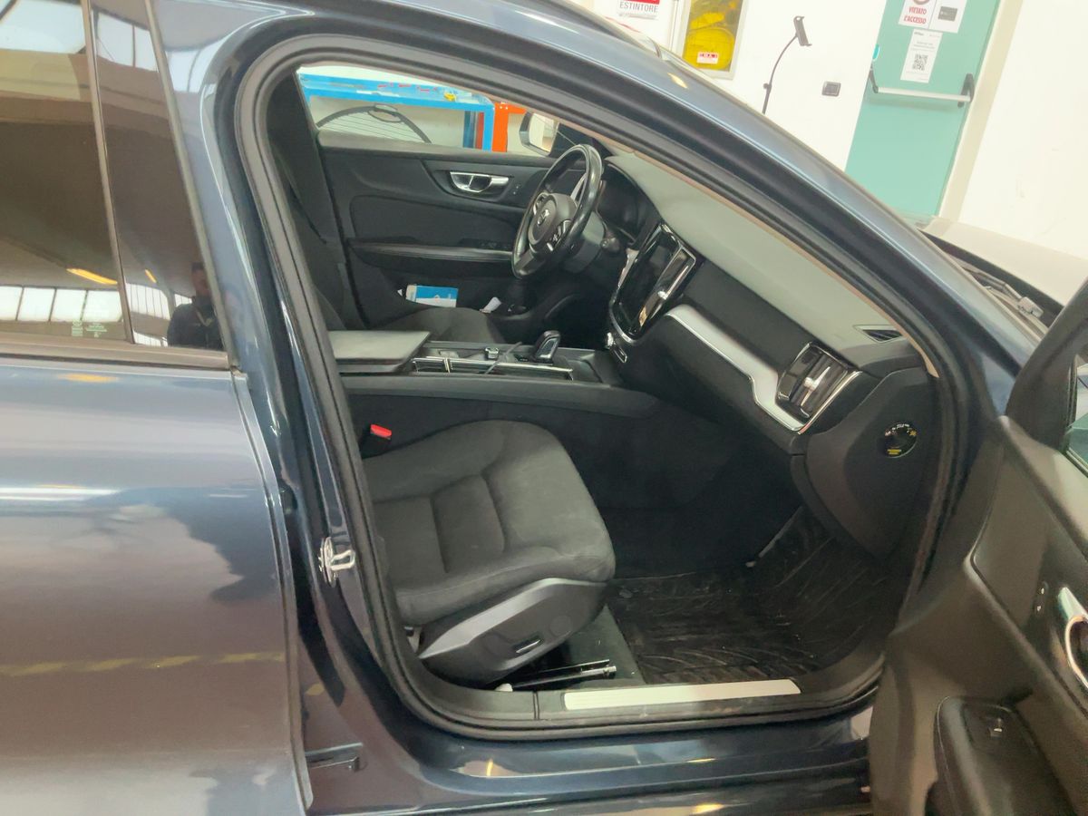 Volvo V60 2021 — photo 17