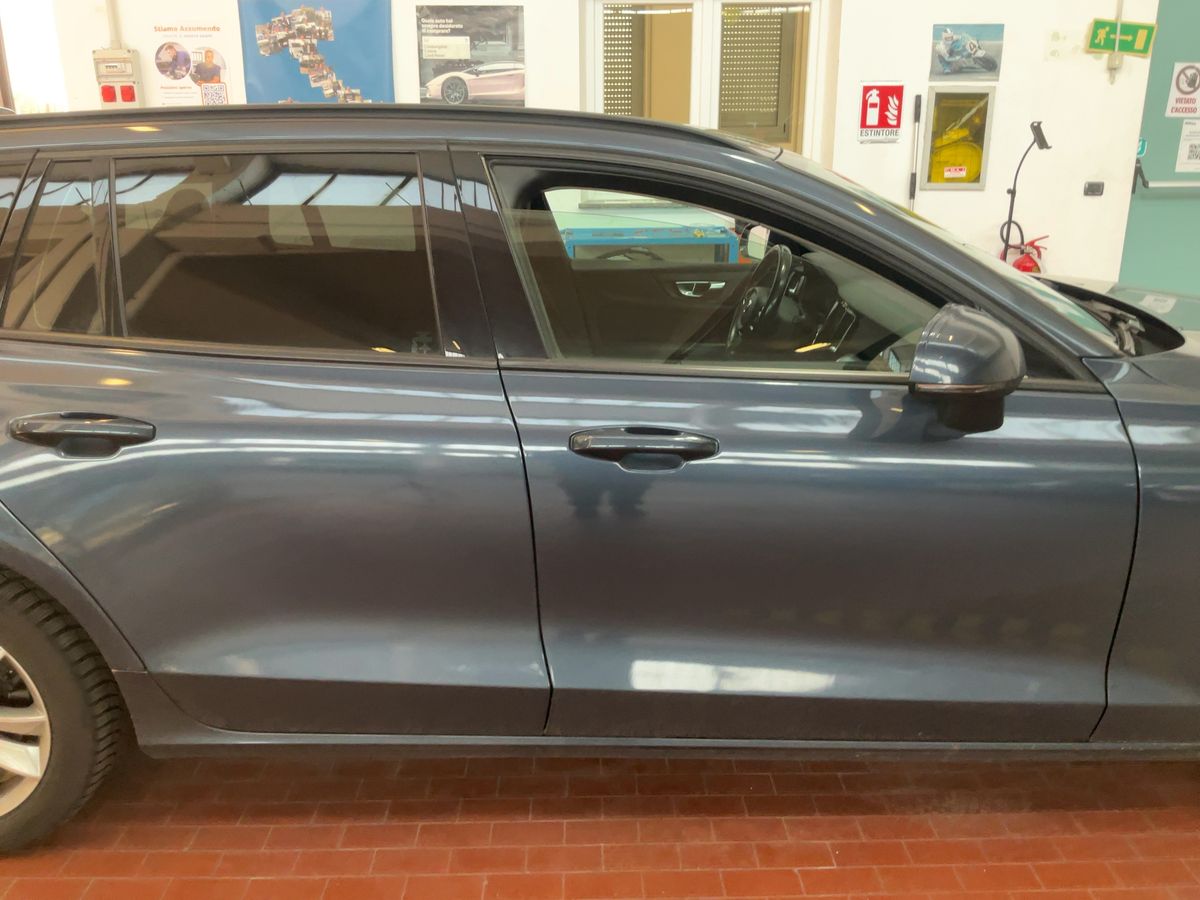 Volvo V60 2021 — photo 11