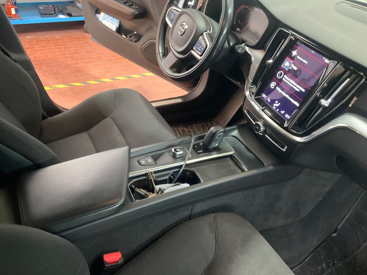 Volvo V60 2021 — photo 30