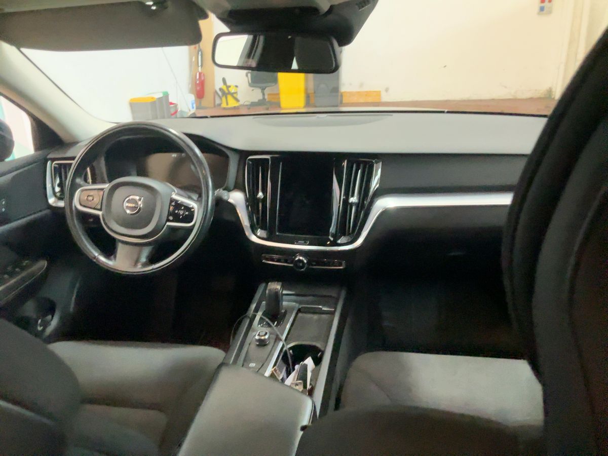 Volvo V60 2021 — photo 18