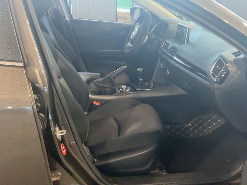Mazda 3 2.0 Center-Line — zdjęcie 11