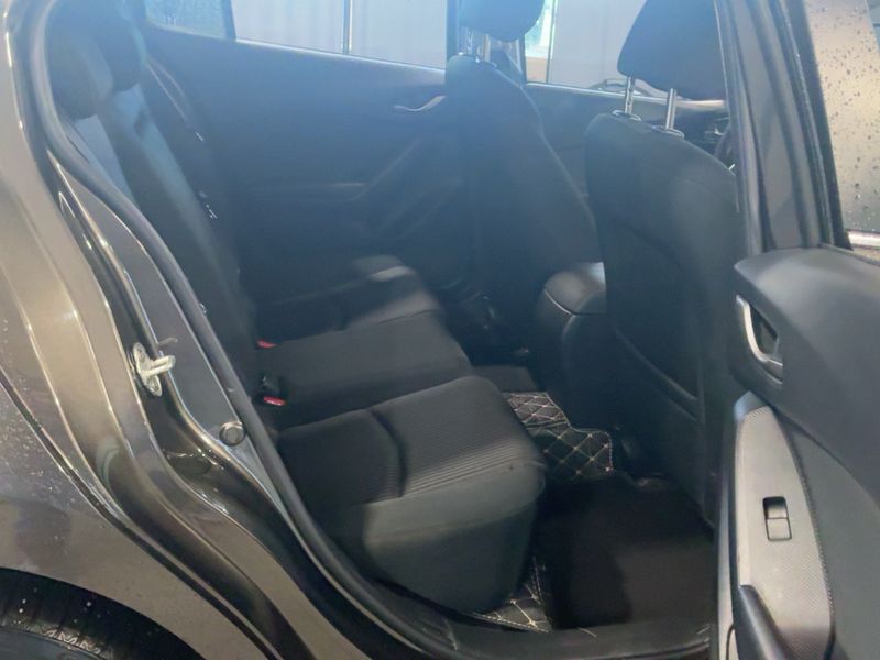 Mazda 3 2.0 Center-Line — zdjęcie 14