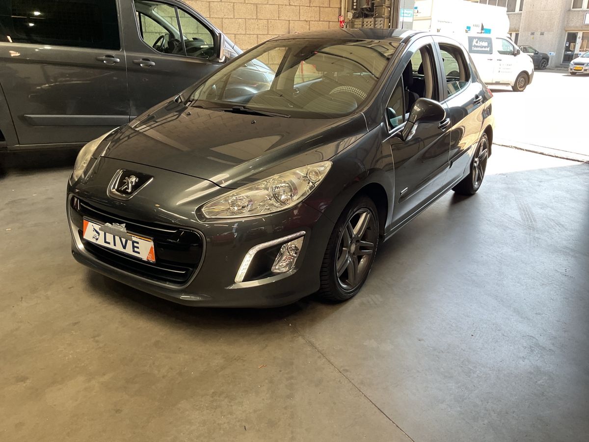 Peugeot 308 2013 — photo 1
