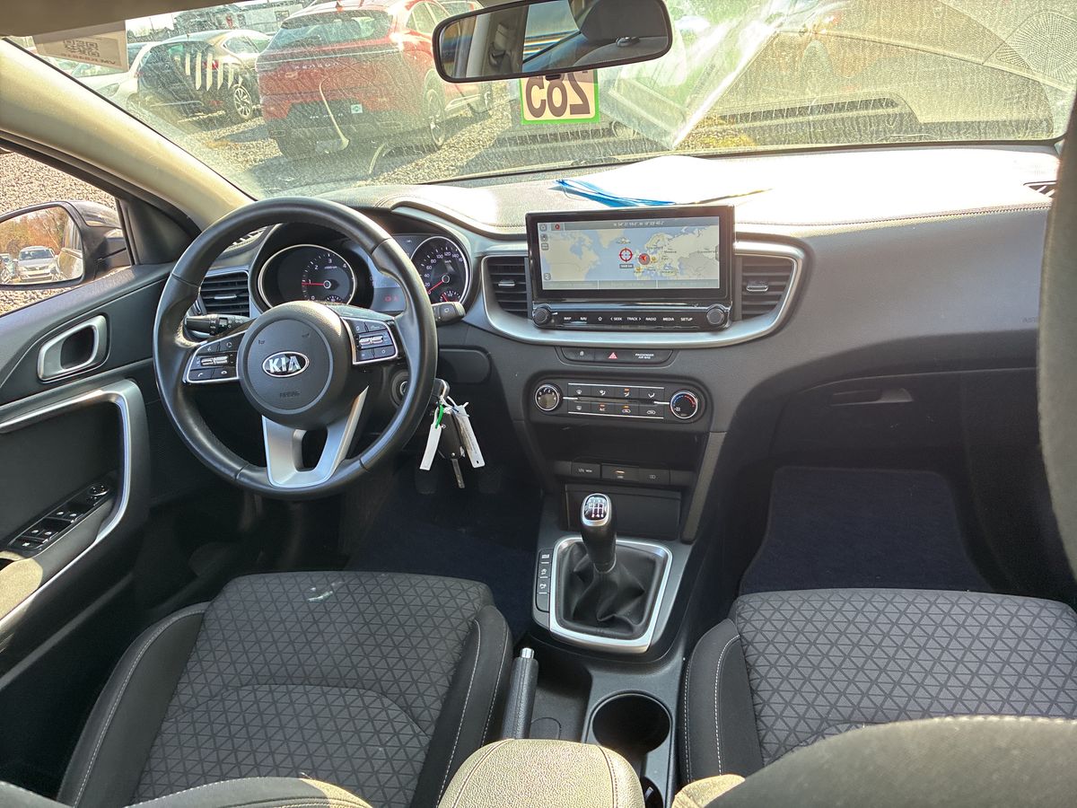 Kia cee'd 2022 — photo 12
