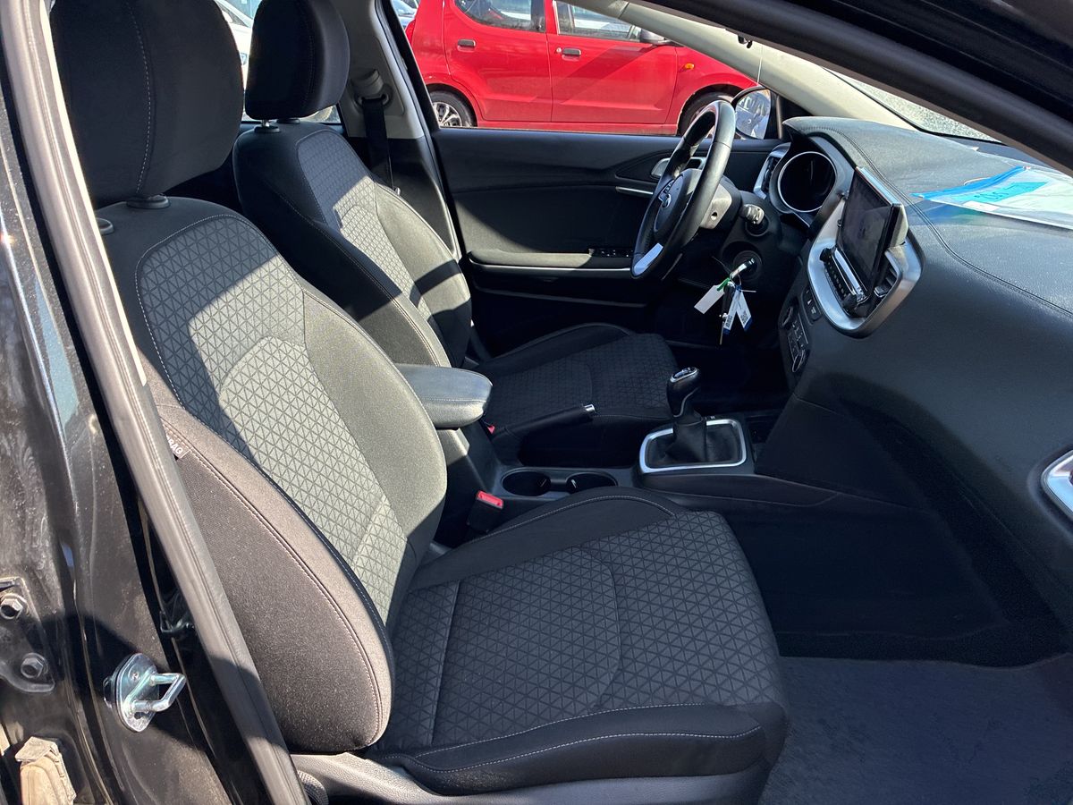 Kia cee'd 2022 — photo 11