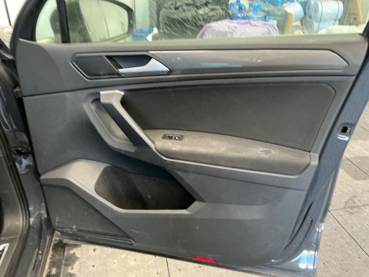 Volkswagen Tiguan 2019 — photo 40