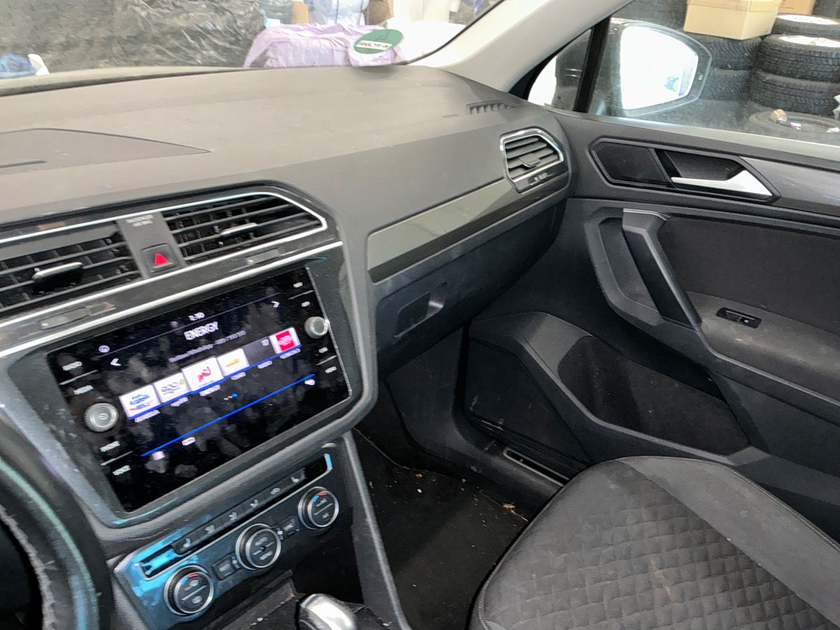 Volkswagen Tiguan 2019 — photo 31