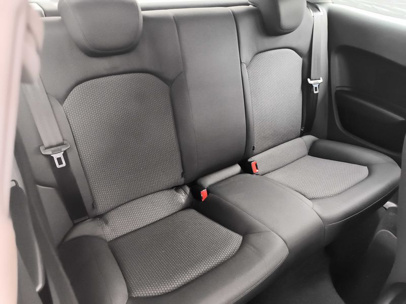 Audi A1 1.6 TDI Attraction — zdjęcie 13