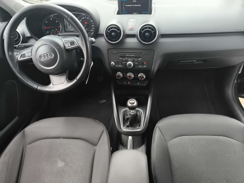 Audi A1 1.6 TDI Attraction — zdjęcie 11