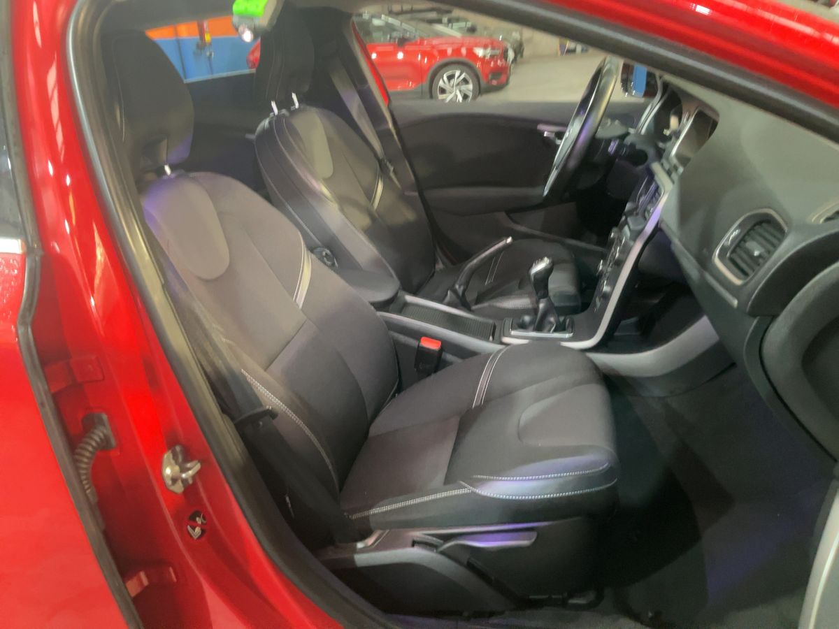 Volvo V40 2014 — photo 17
