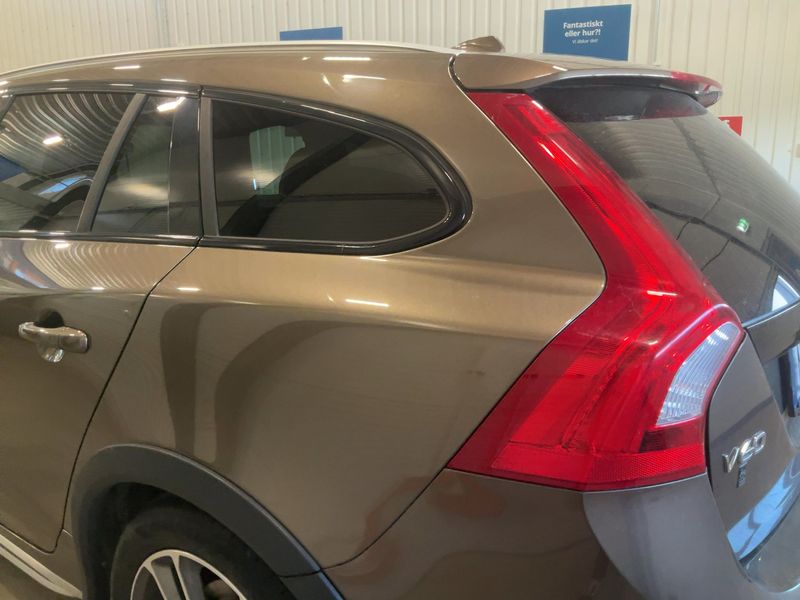 Volvo V60 Cross Country 2.4 D4 Summum AWD — zdjęcie 3