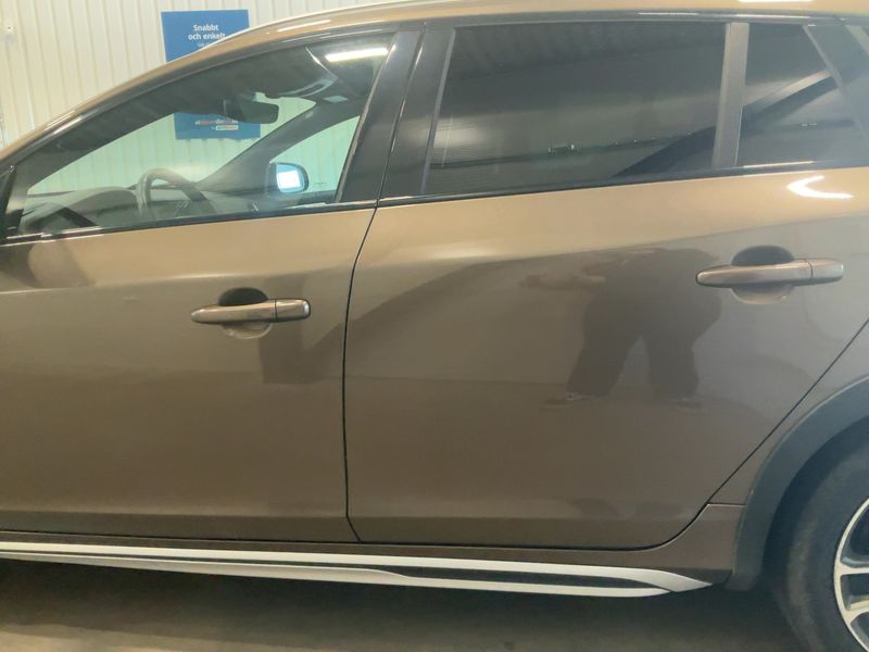 Volvo V60 Cross Country 2.4 D4 Summum AWD — zdjęcie 4