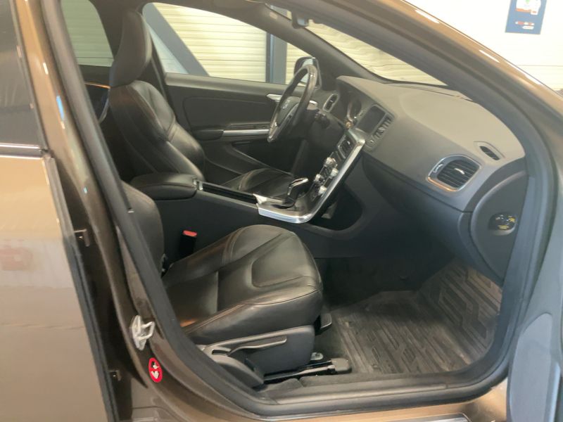 Volvo V60 Cross Country 2.4 D4 Summum AWD — zdjęcie 11