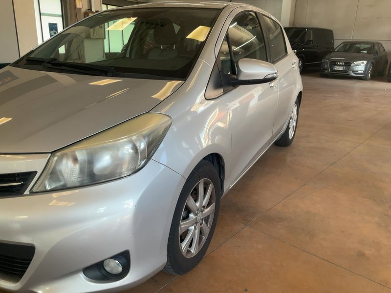 Toyota Yaris 1.4 D-4D Lounge — zdjęcie 2