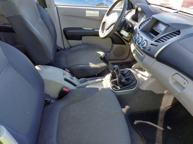 Mitsubishi L 200 2.5 DI-D Invite Doppelkabine 4WD — zdjęcie 11