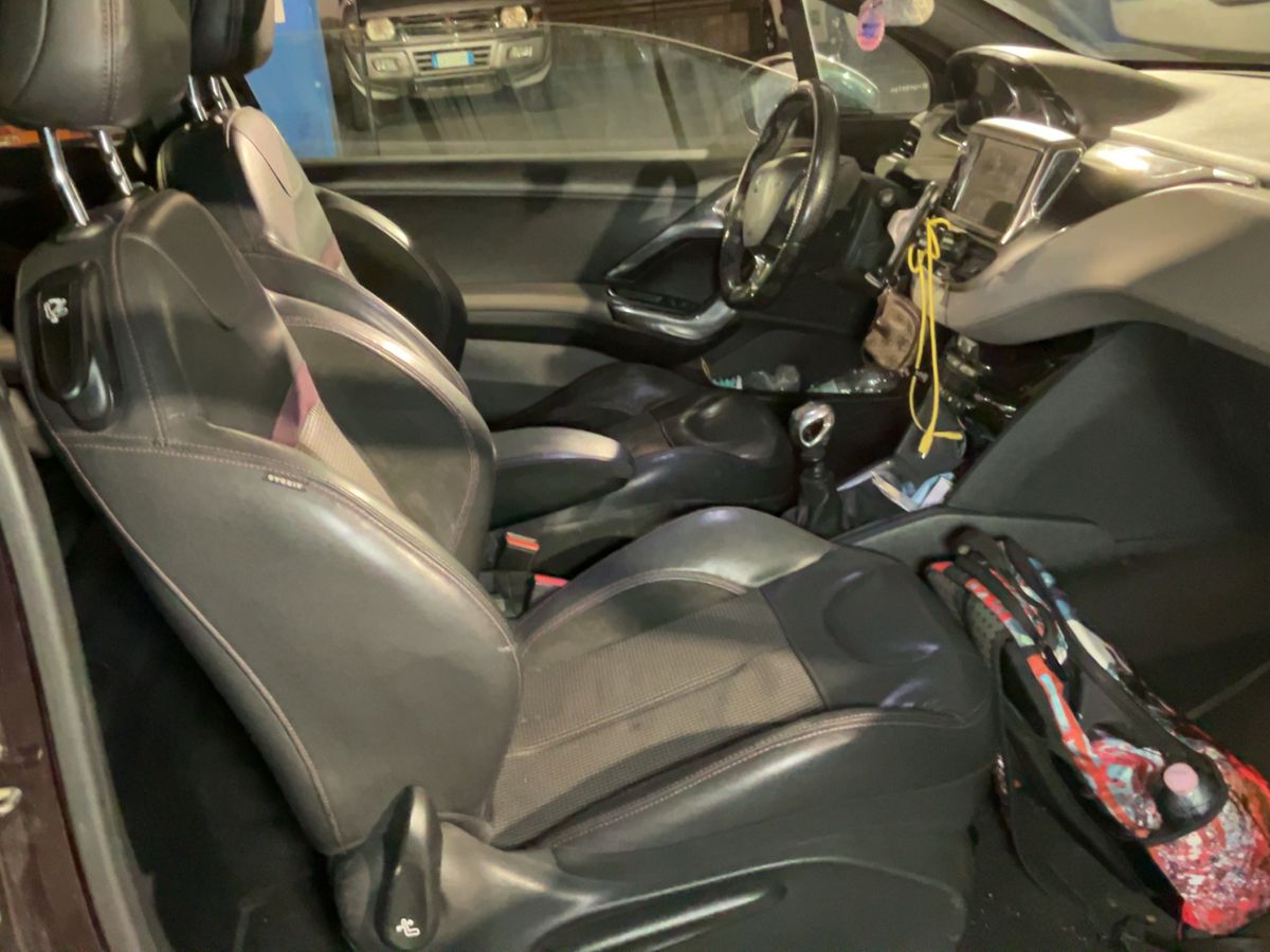 Peugeot 208 2014 — photo 17