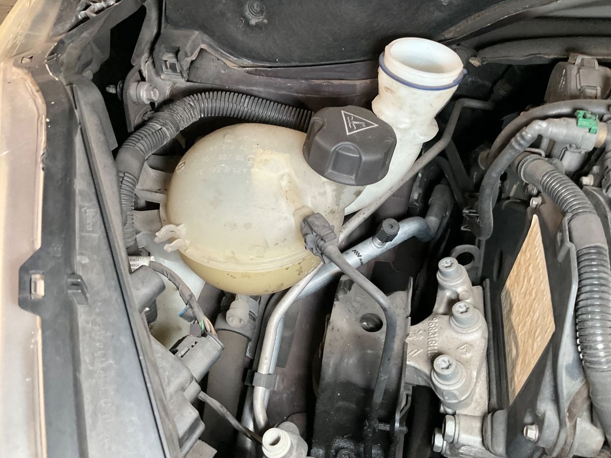Peugeot 208 2014 — photo 25