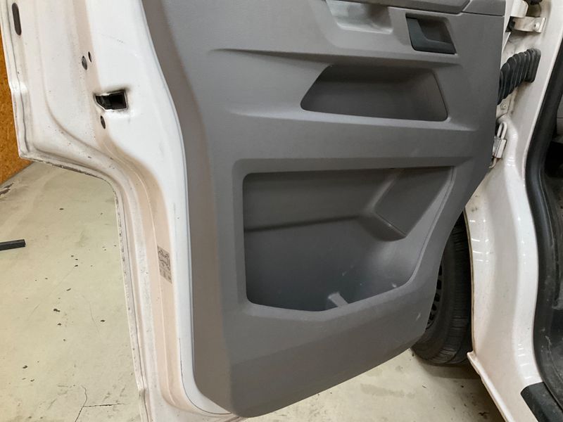 Volkswagen T6 Transporter 2.0 TDI Kasten EcoProfi lang FWD 2020 – снимка 28