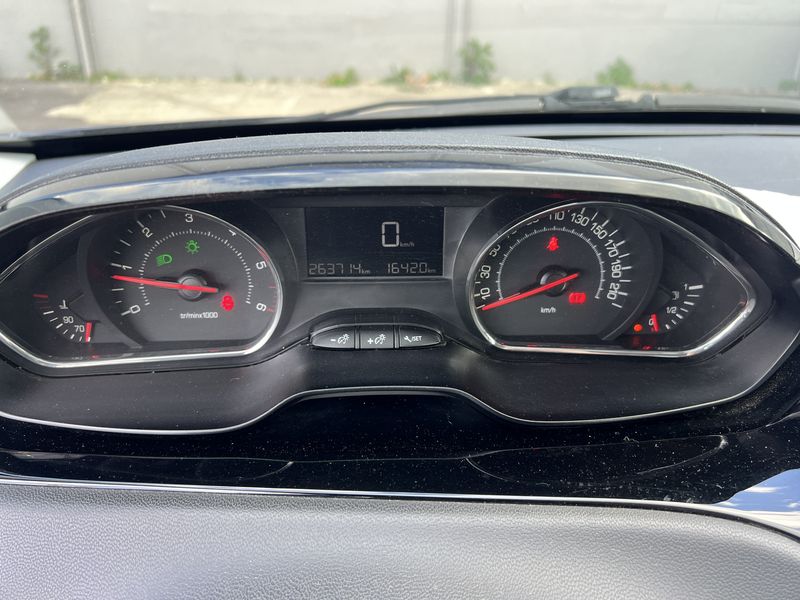 Peugeot 208 1.4 HDi Active — zdjęcie 12