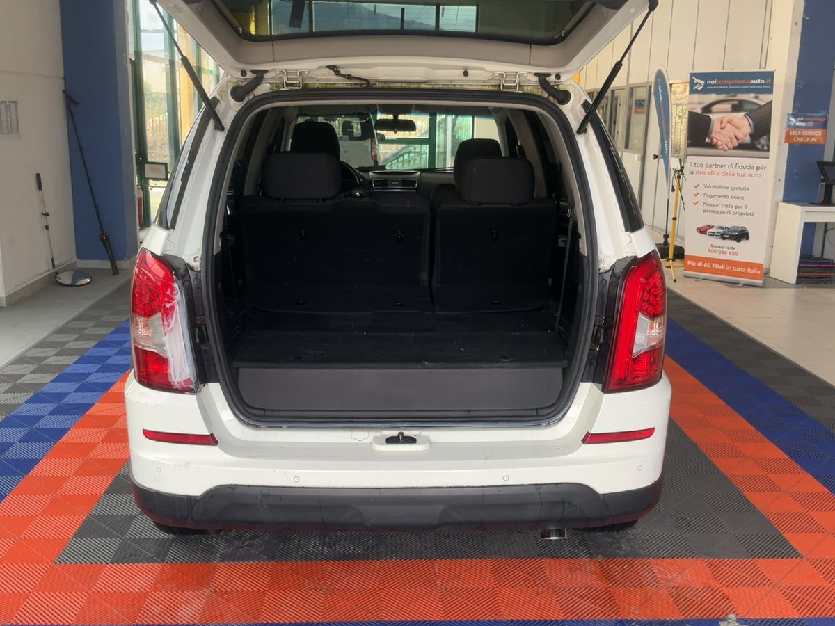 Ssangyong Rexton 2015 — photo 16