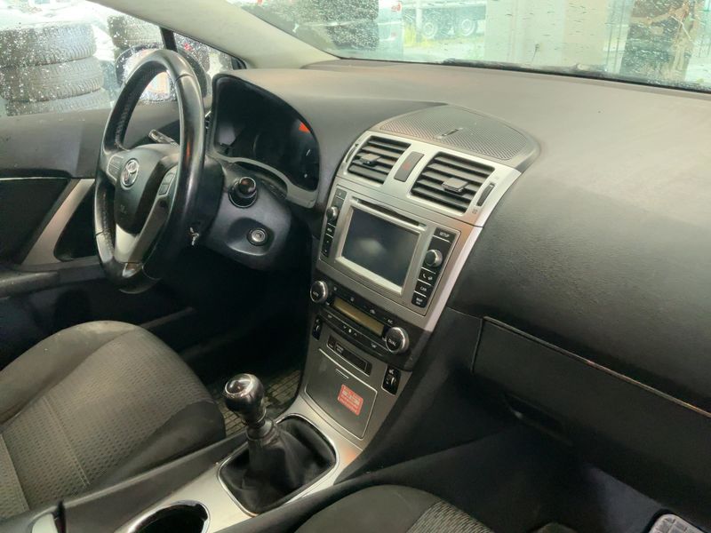 Toyota Avensis 1.8 Life — zdjęcie 12