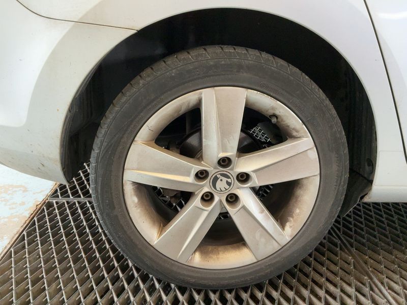 Skoda Rapid Spaceback 1.6 TDI Drive 2015 – снимка 9