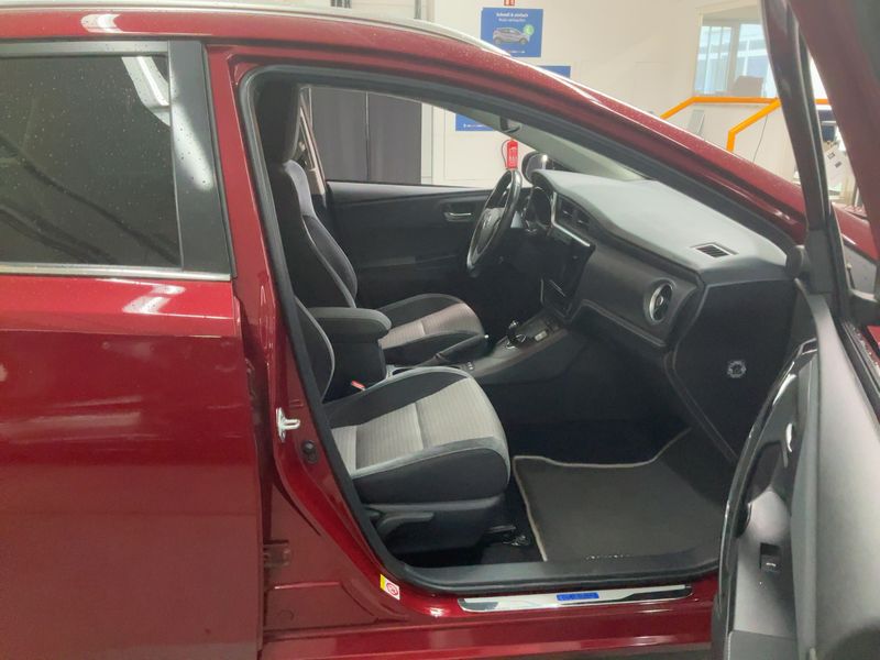 Toyota Auris Touring Sports 1.8 Hybrid Team D — zdjęcie 11