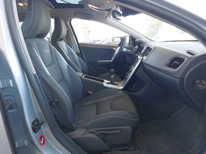 Volvo S60 2.0 D3 R-Design — zdjęcie 10