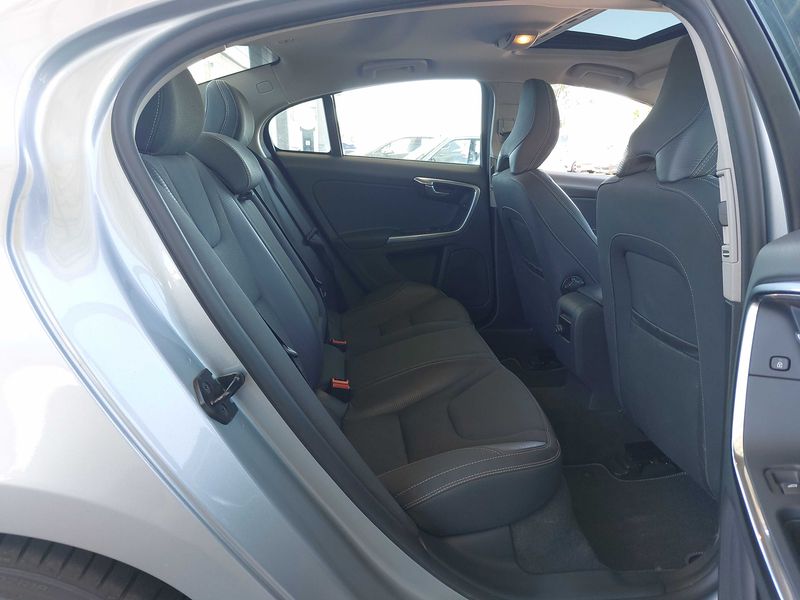 Volvo S60 2.0 D3 R-Design — zdjęcie 14