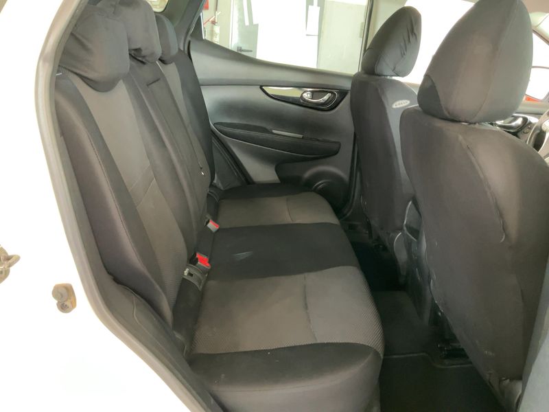 Nissan Qashqai 1.2 N-Connecta — zdjęcie 14
