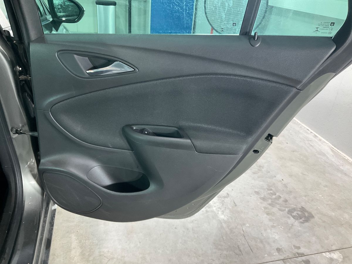 Opel Astra 2018 — photo 32