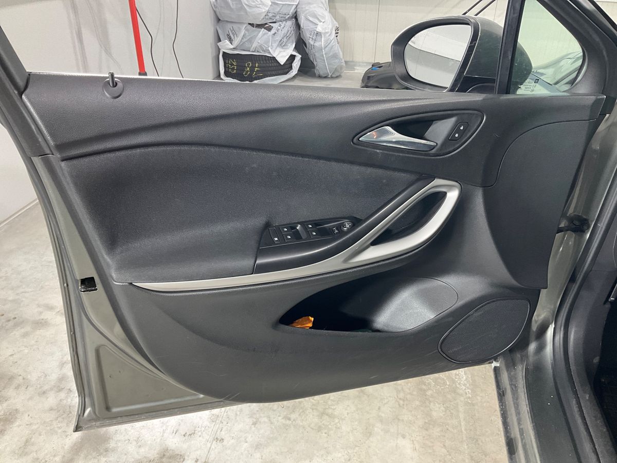Opel Astra 2018 — photo 34
