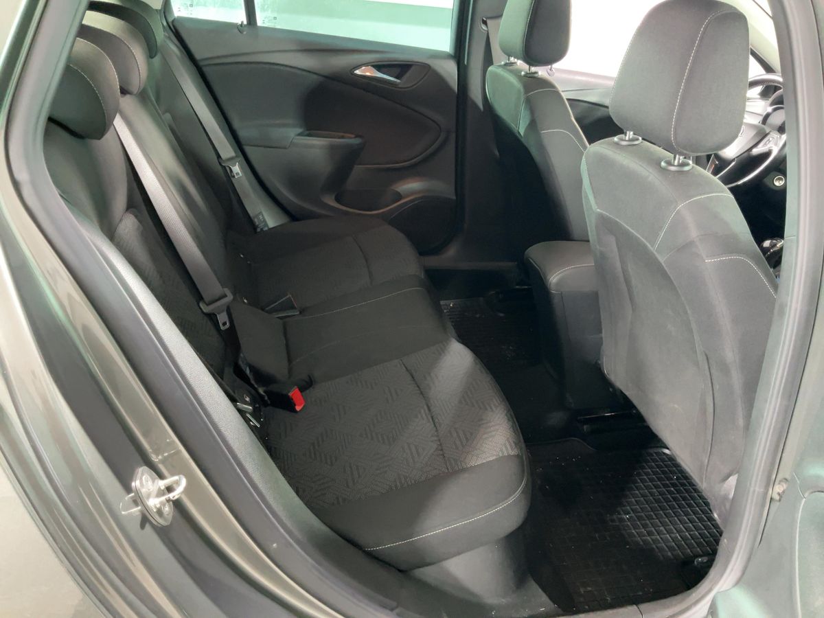 Opel Astra 2018 — photo 19