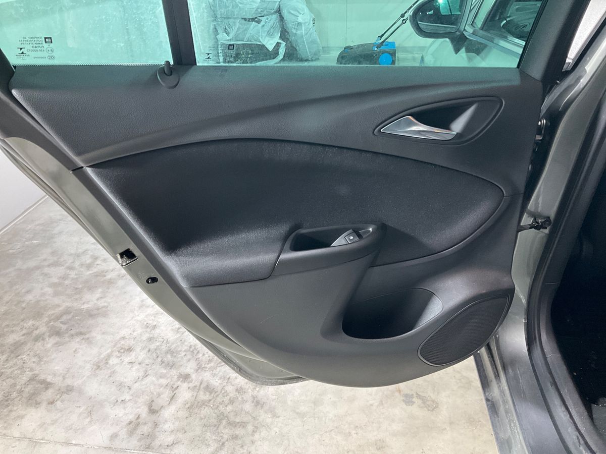 Opel Astra 2018 — photo 33