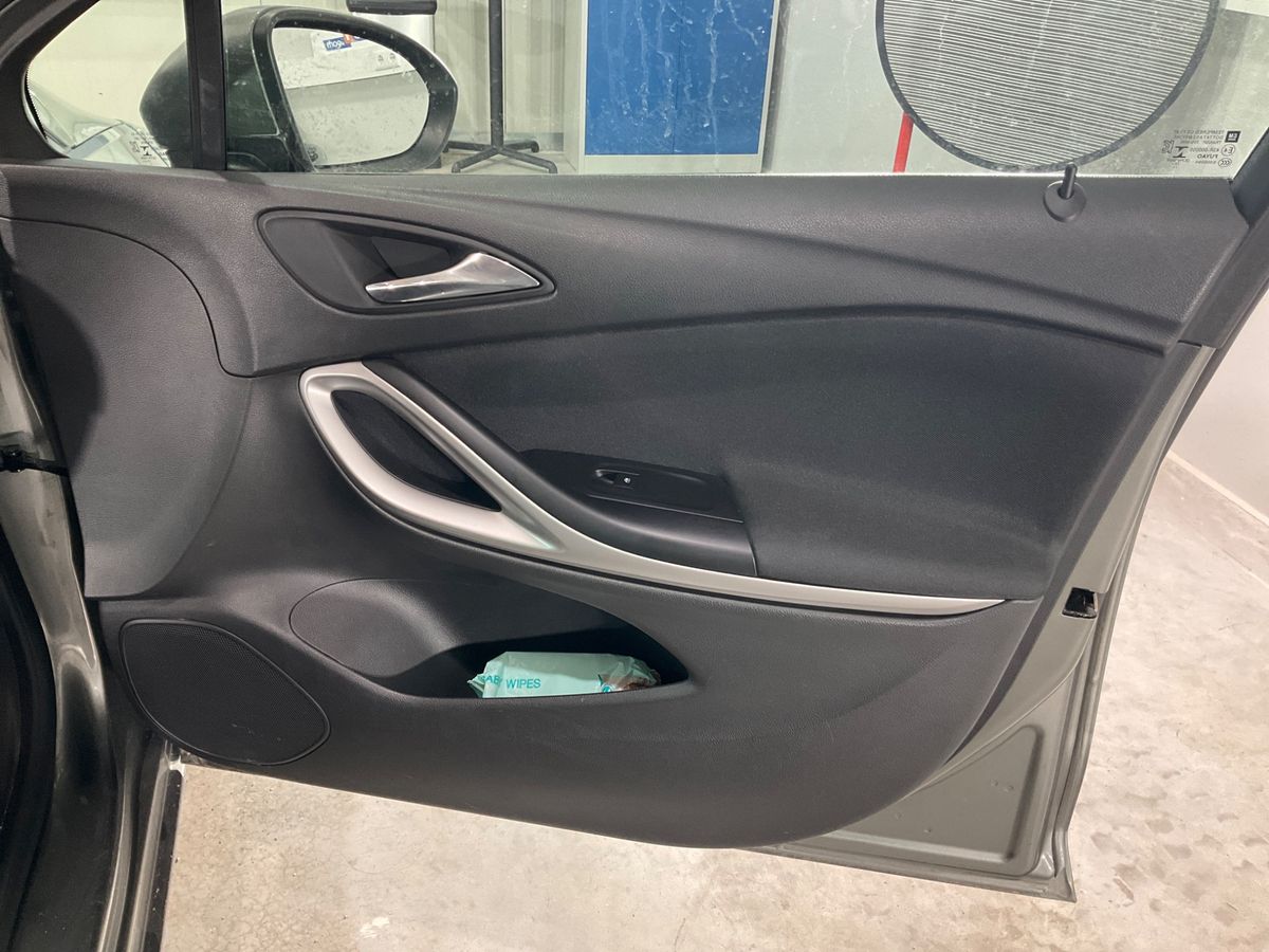 Opel Astra 2018 — photo 30