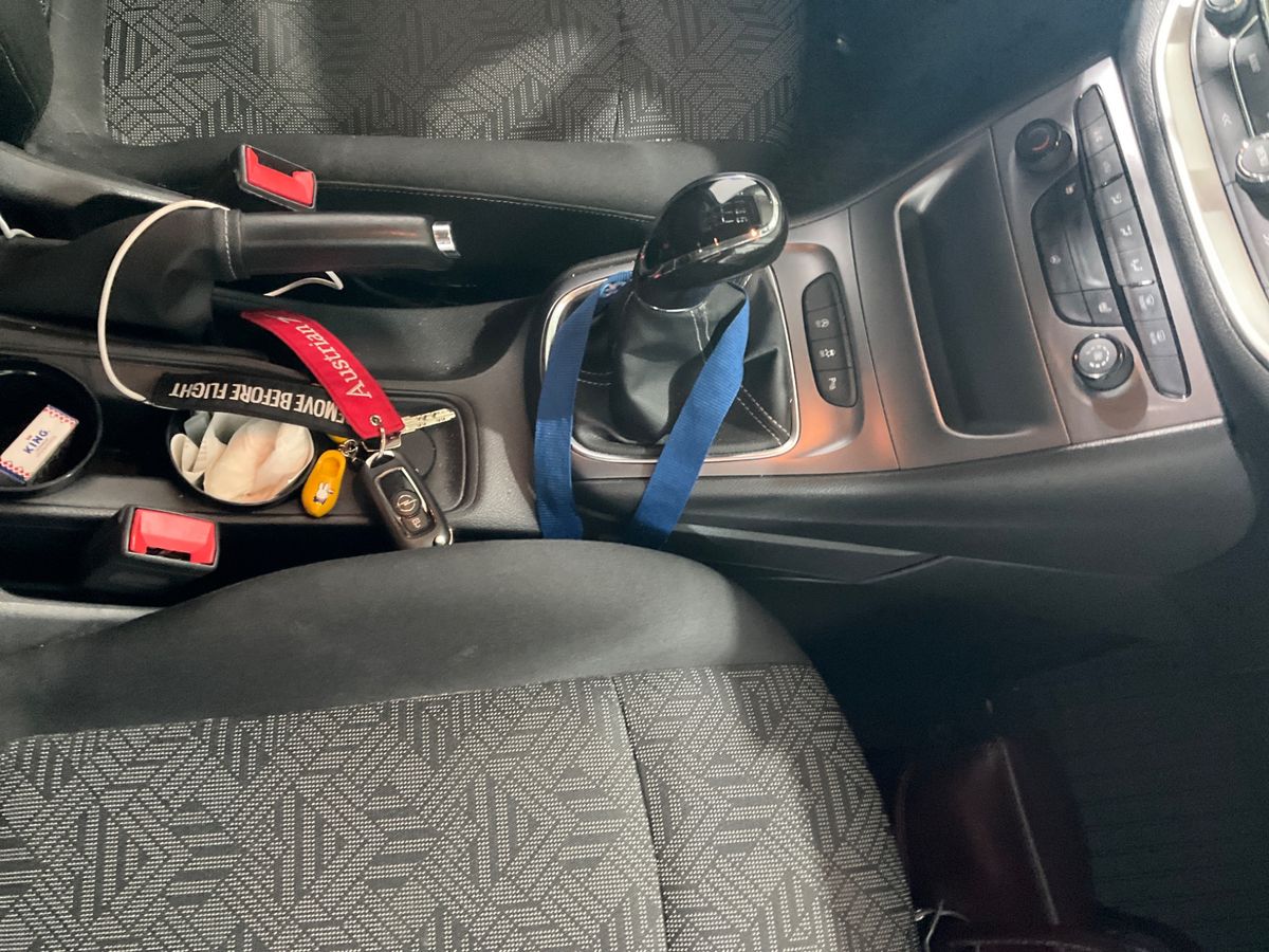Opel Astra 2018 — photo 39