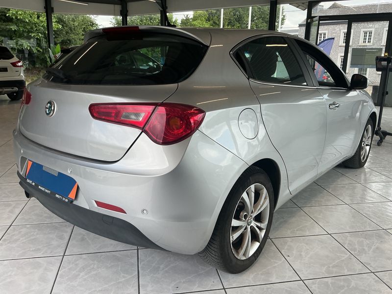 Alfa Romeo Giulietta 1.6 JTDM Turismo — zdjęcie 2