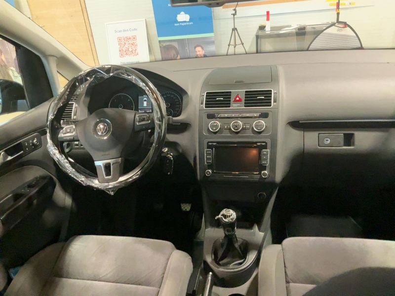 Volkswagen Touran 2.0 TDI Highline BlueMotion Tech — zdjęcie 12