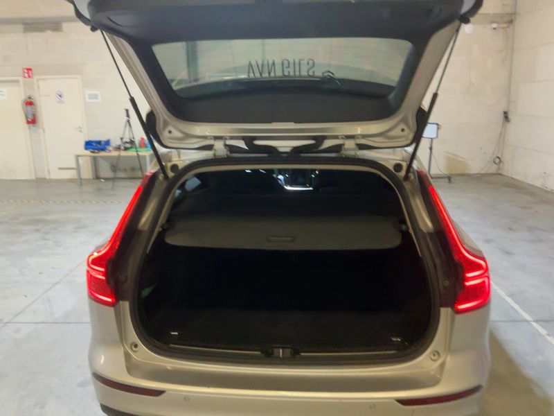 Volvo V60 2.0 B4 Mild-Hybrid 2021 – снимка 15
