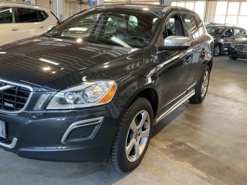 Volvo XC60 2.0 D4 Kinetic 2WD — zdjęcie 2