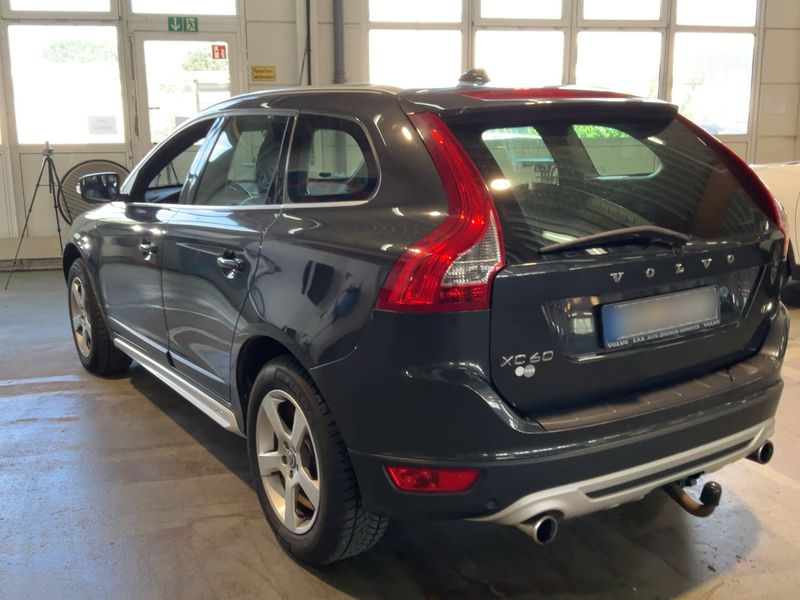 Volvo XC60 2.0 D4 Kinetic 2WD — zdjęcie 3
