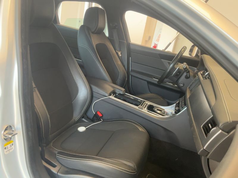 Jaguar XF 25d R-Sport AWD — zdjęcie 11