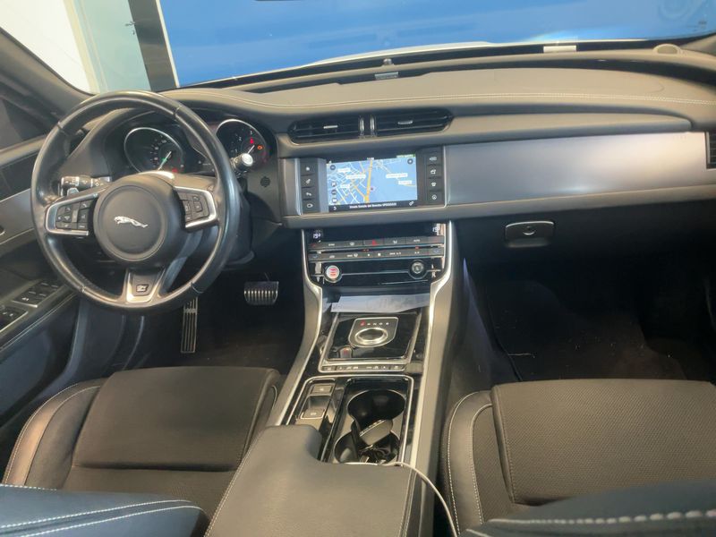 Jaguar XF 25d R-Sport AWD — zdjęcie 12