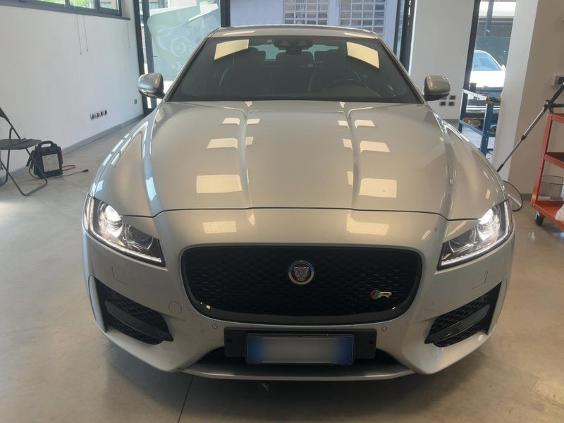 Jaguar XF 25d R-Sport AWD — zdjęcie 9